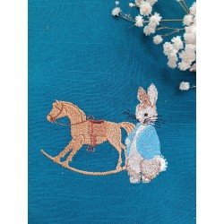 Le petit cavalier et son cheval à bascule