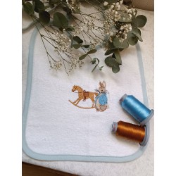 Le petit cavalier et son cheval à bascule